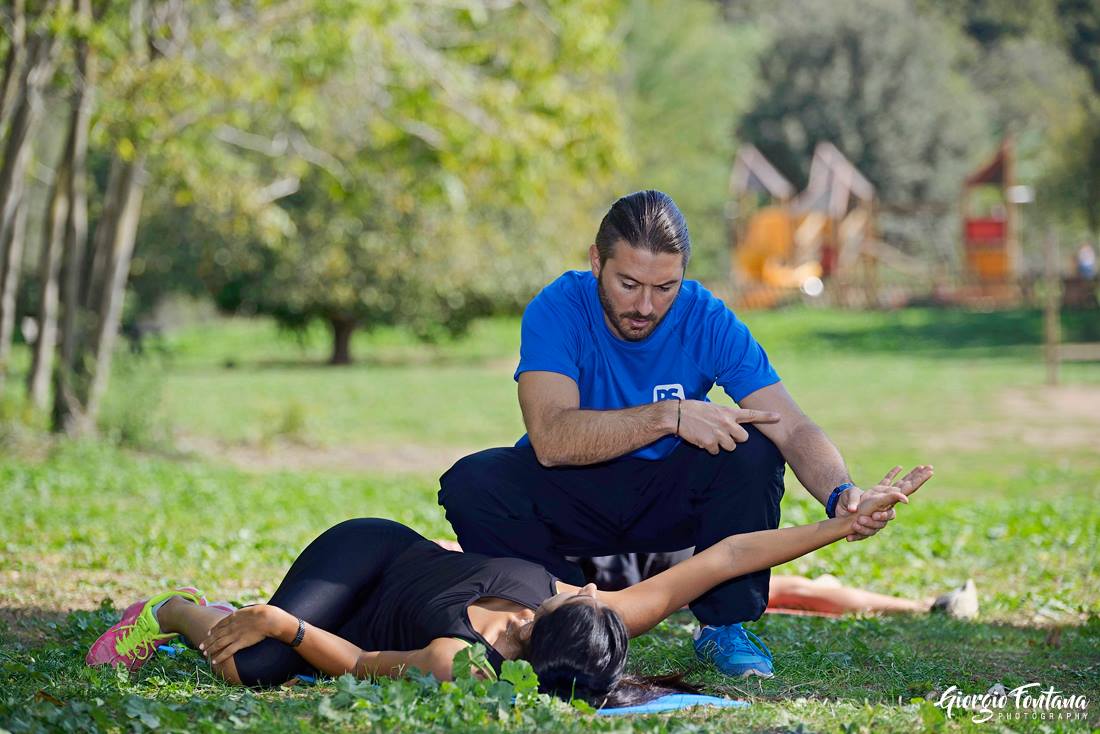 Personal trainer RS durante un allenamento individuale al parco a Roma