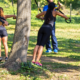 Gruppo di adulti sorridenti durante un allenamento di ginnastica funzionale al parco a Roma