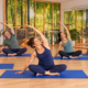 Pratica di Yoga in piccolo gruppo con allungamento laterale da seduti, immagine illustrativa