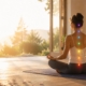 Donna in meditazione con i sette chakra durante una pratica di Ananda Yoga