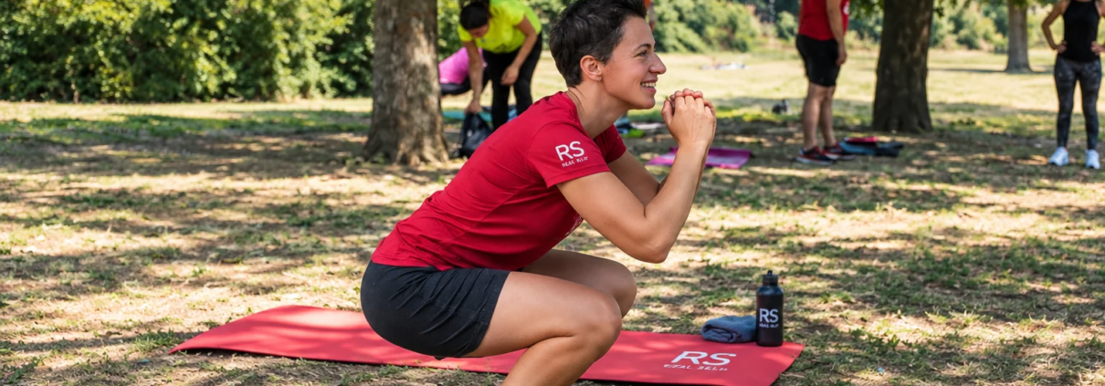 Esercizio di squat per allenare forza e controllo delle gambe durante la ginnastica funzionale