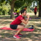 Esercizio di squat per allenare forza e controllo delle gambe durante la ginnastica funzionale