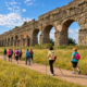 Gruppo di Nordic Walking con bastoncini lungo gli acquedotti romani